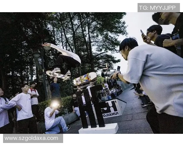 上海滑板队默契配合探秘：团队精神与技术的完美结合